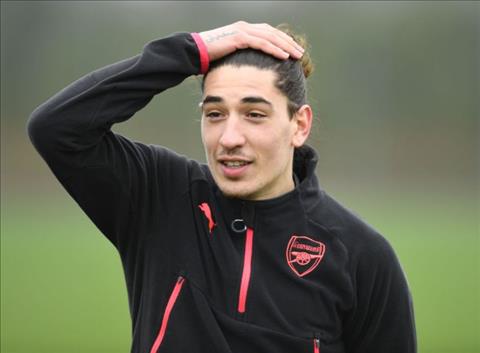 Arsenal ra giá bán Bellerin cho MU