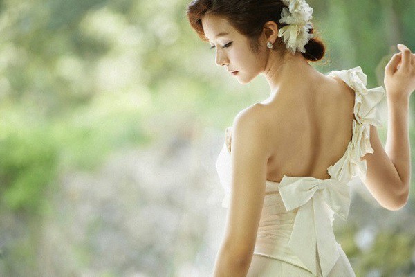 Họ đi rồi để mình em mặc chiếc váy cô dâu đứng khóc vật vã vì bị bỏ rơi ngay trong ngày cưới