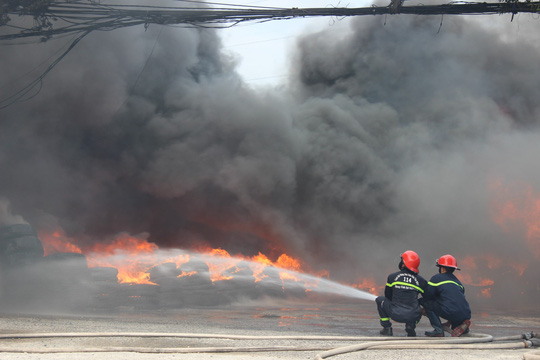 Cháy lớn khủng khiếp vì đốt cỏ khô ở TP Vũng Tàu