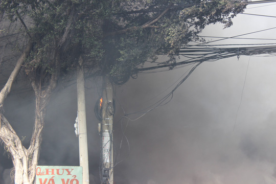 Cháy lớn khủng khiếp vì đốt cỏ khô ở TP Vũng Tàu