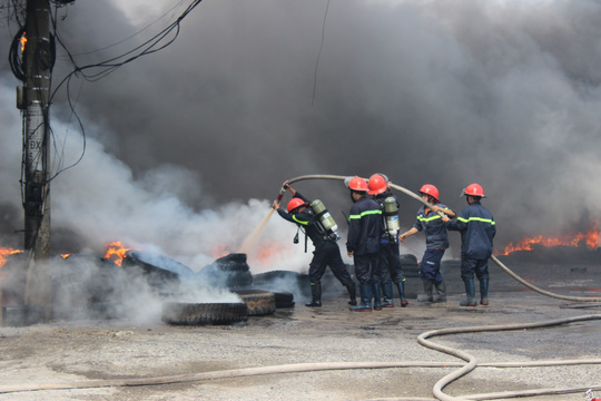 Cháy lớn khủng khiếp vì đốt cỏ khô ở TP Vũng Tàu