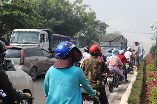 Cháy lớn khủng khiếp vì đốt cỏ khô ở TP Vũng Tàu