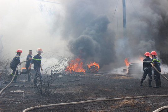 Cháy lớn khủng khiếp vì đốt cỏ khô ở TP Vũng Tàu