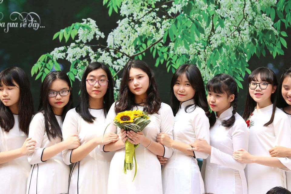 Nữ sinh lai Tây nổi bật trong cuộc thi của trường Phan Đình Phùng