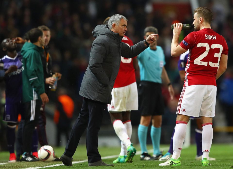 MU hỗn loạn: Màn tung hê đi vào vết xe đổ của Mourinho