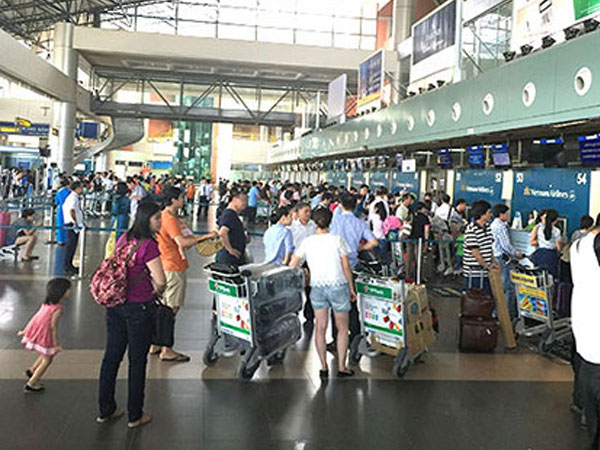 Phát hiện 4 khẩu súng, 650 viên đạn của khách tại sân bay Nội Bài