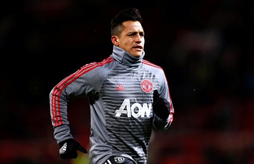 Sanchez ngồi ăn riêng, bị đồng đội cô lập