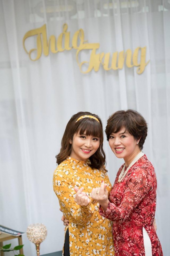 Nghệ sĩ Chí Trung tươi cười rạng rỡ trong ngày ăn hỏi của con trai