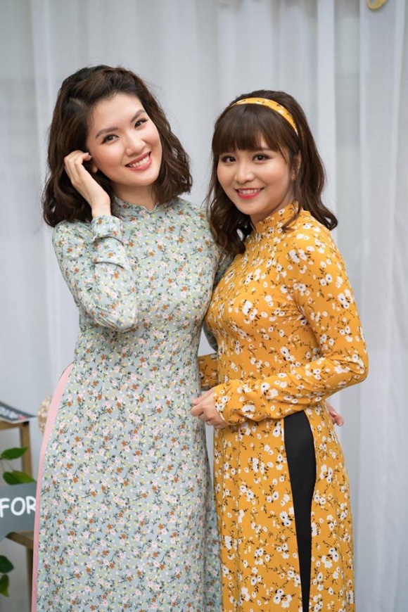 Nghệ sĩ Chí Trung tươi cười rạng rỡ trong ngày ăn hỏi của con trai