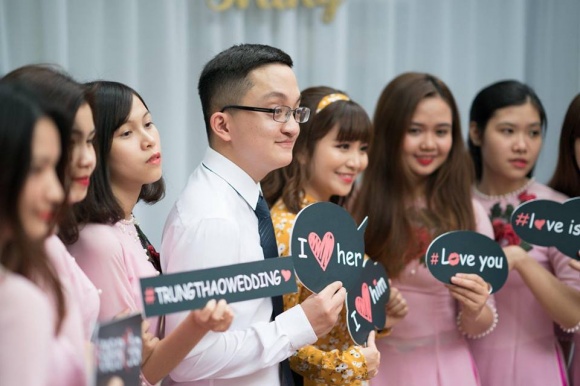 Nghệ sĩ Chí Trung tươi cười rạng rỡ trong ngày ăn hỏi của con trai Nghệ sĩ Chí Trung tươi cười rạng rỡ trong ngày ăn hỏi của con trai