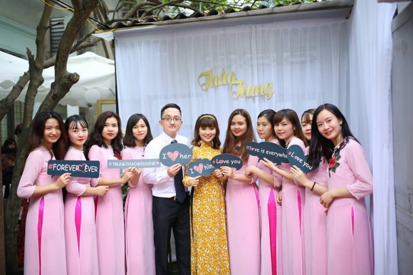 Nghệ sĩ Chí Trung tươi cười rạng rỡ trong ngày ăn hỏi của con trai