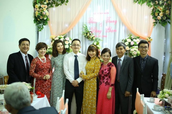 Nghệ sĩ Chí Trung tươi cười rạng rỡ trong ngày ăn hỏi của con trai