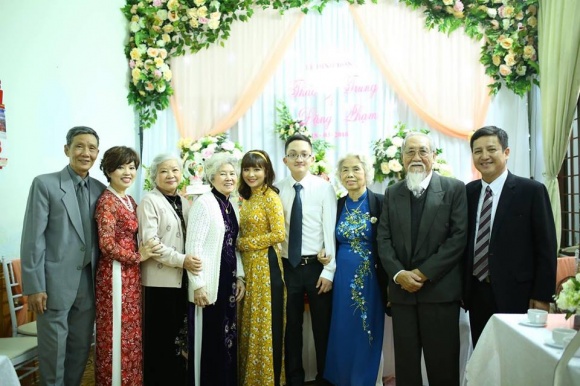 Nghệ sĩ Chí Trung tươi cười rạng rỡ trong ngày ăn hỏi của con trai