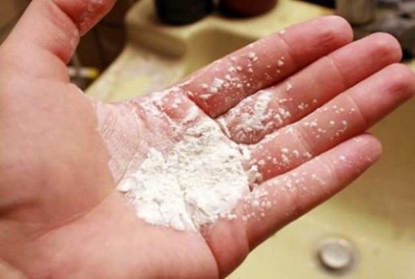 Vườn rau sạch bóng sâu bọ, tươi tốt suốt mùa chỉ nhờ một thứ bột ai cũng biết