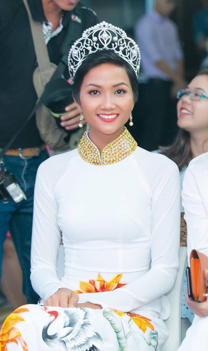 Đăng quang không lâu, Hoa hậu HHen Niê đã có BST đồ trắng chất ngất