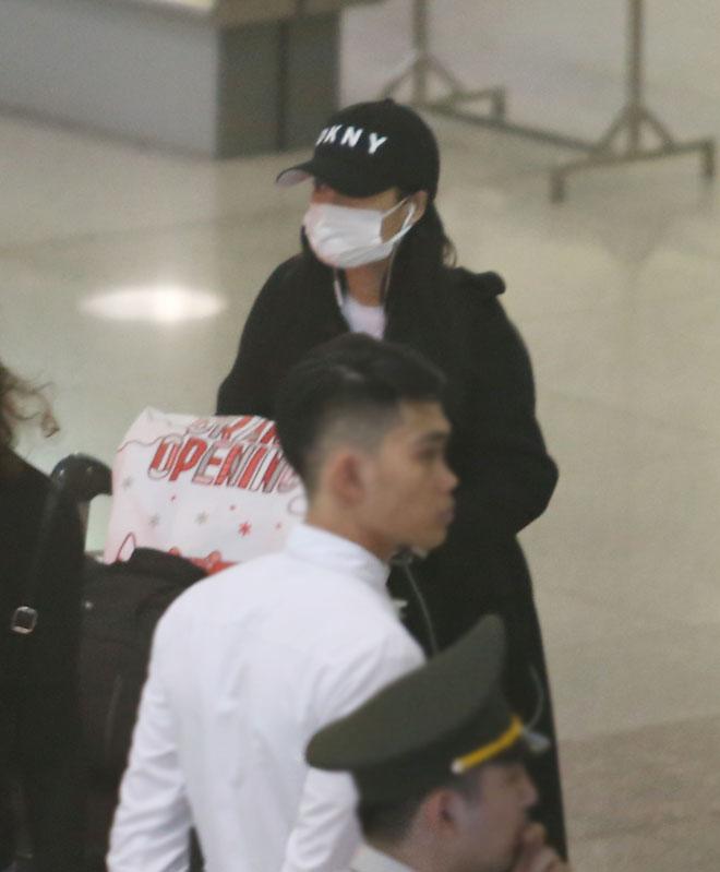 Nhã Phương che kín mặt về Việt Nam giữa ồn ào tình cảm Trường Giang - Nam Em