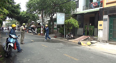 Bất cẩn để rơi tàn thuốc vào tấm nệm gây cháy nhà