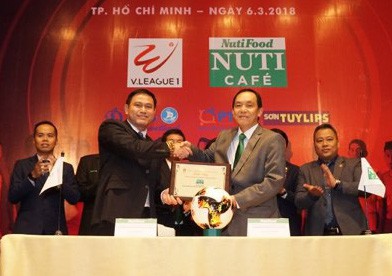 Ông Trần Anh Tú phản hồi bầu Đức: Xin đừng từ bỏ bóng đá