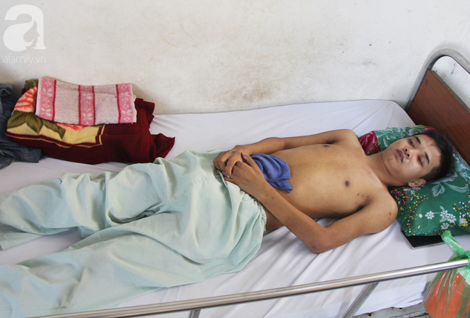 Mẹ bỏ đi lấy chồng, hai đứa trẻ nghỉ học vào bệnh viện chăm sóc anh trai tàn tật, đau đớn không có tiền chữa trị