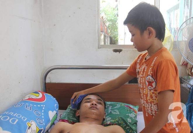 Mẹ bỏ đi lấy chồng, hai đứa trẻ nghỉ học vào bệnh viện chăm sóc anh trai tàn tật, đau đớn không có tiền chữa trị