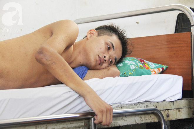 Mẹ bỏ đi lấy chồng, hai đứa trẻ nghỉ học vào bệnh viện chăm sóc anh trai tàn tật, đau đớn không có tiền chữa trị