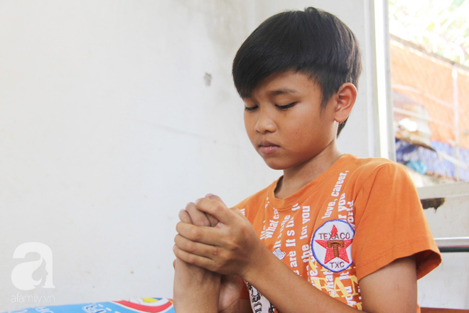 Mẹ bỏ đi lấy chồng, hai đứa trẻ nghỉ học vào bệnh viện chăm sóc anh trai tàn tật, đau đớn không có tiền chữa trị