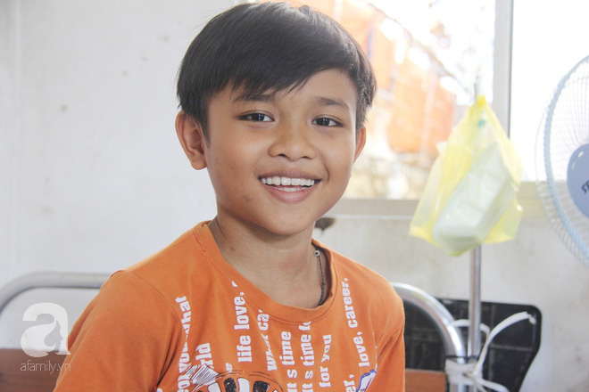 Mẹ bỏ đi lấy chồng, hai đứa trẻ nghỉ học vào bệnh viện chăm sóc anh trai tàn tật, đau đớn không có tiền chữa trị