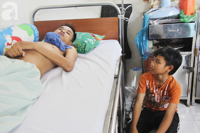 Mẹ bỏ đi lấy chồng, hai đứa trẻ nghỉ học vào bệnh viện chăm sóc anh trai tàn tật, đau đớn không có tiền chữa trị