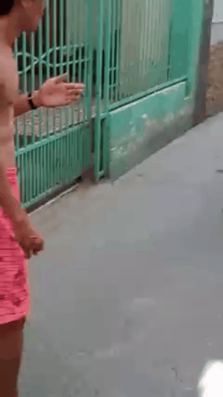 Bị bắt quả tang ngoại tình, chồng lao vào tát vợ tới tấp để bảo vệ bồ nhí đang cố thủ trong nhà