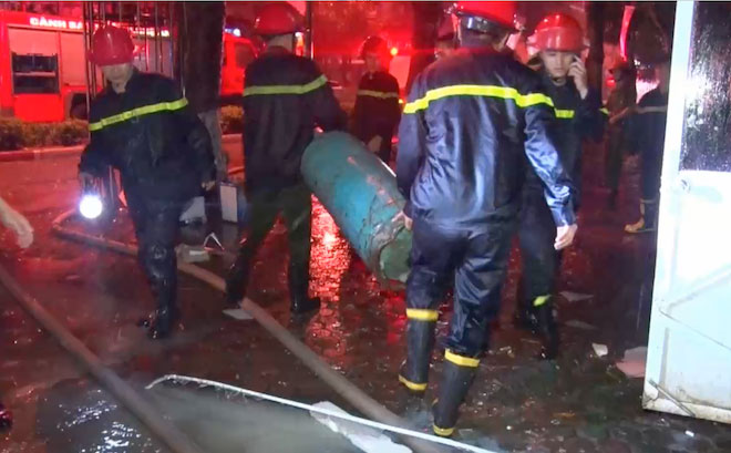 Vụ nổ dãy nhà 2 tầng: Trong nhà hàng có 18 bình gas công nghiệp cỡ lớn Vụ nổ dãy nhà 2 tầng: Trong nhà hàng có 18 bình gas công nghiệp cỡ lớn