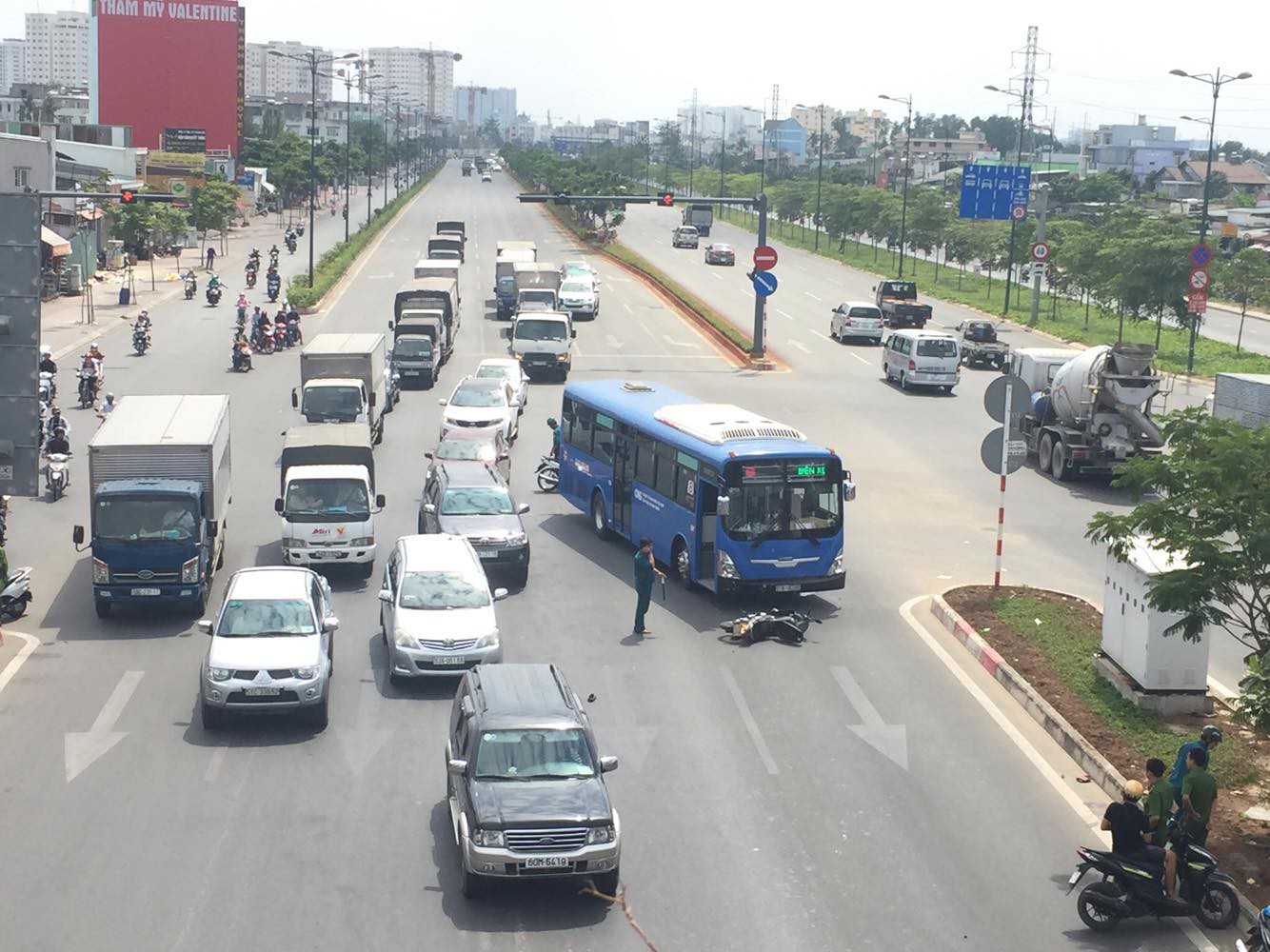 TP. HCM: Nam thanh niên 20 tuổi bị húc văng hơn 10m nguy kịch trên đại lộ Phạm Văn Đồng