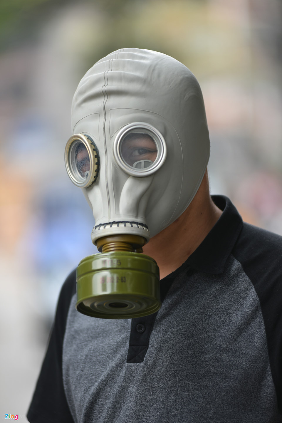 Người dân mua mặt nạ phòng khói độc, thang dây sau vụ cháy chung cư