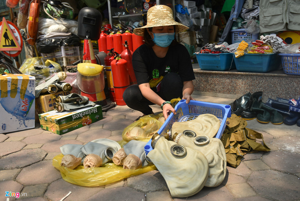 Người dân mua mặt nạ phòng khói độc, thang dây sau vụ cháy chung cư