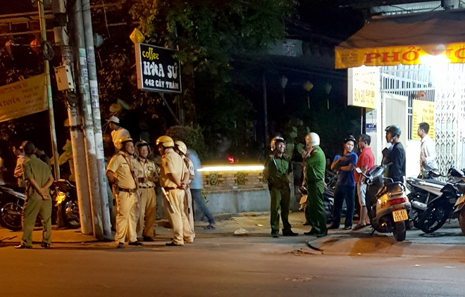 Nghi can giết thanh niên 30 tuổi tại phòng trà Sài Gòn đầu thú