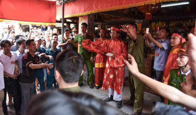 Bóp cổ, đấm nhau chảy máu mồm trong lễ hội giằng bông ở Hà Nội