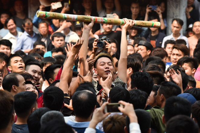 Bóp cổ, đấm nhau chảy máu mồm trong lễ hội giằng bông ở Hà Nội