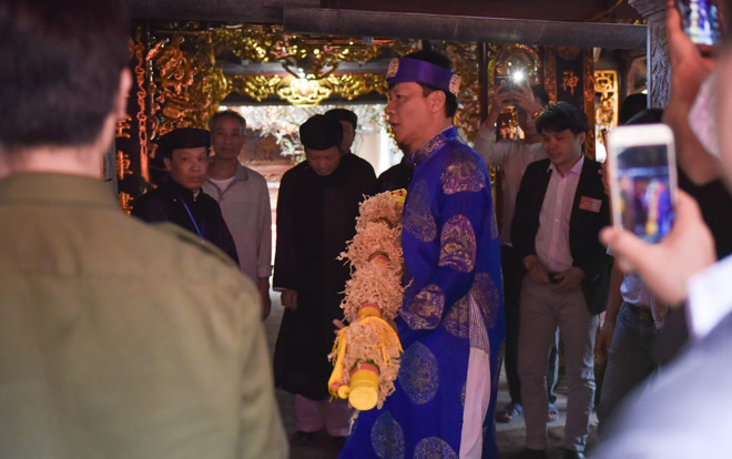 Bóp cổ, đấm nhau chảy máu mồm trong lễ hội giằng bông ở Hà Nội