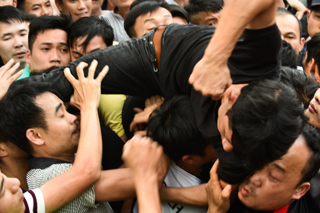 Bóp cổ, đấm nhau chảy máu mồm trong lễ hội giằng bông ở Hà Nội