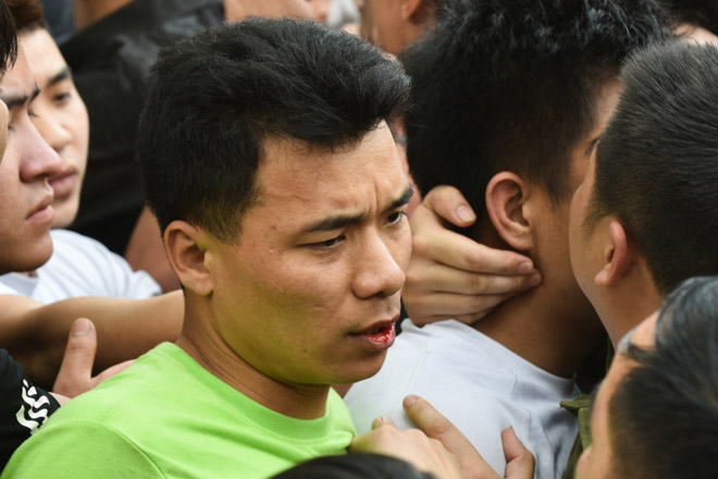 Bóp cổ, đấm nhau chảy máu mồm trong lễ hội giằng bông ở Hà Nội