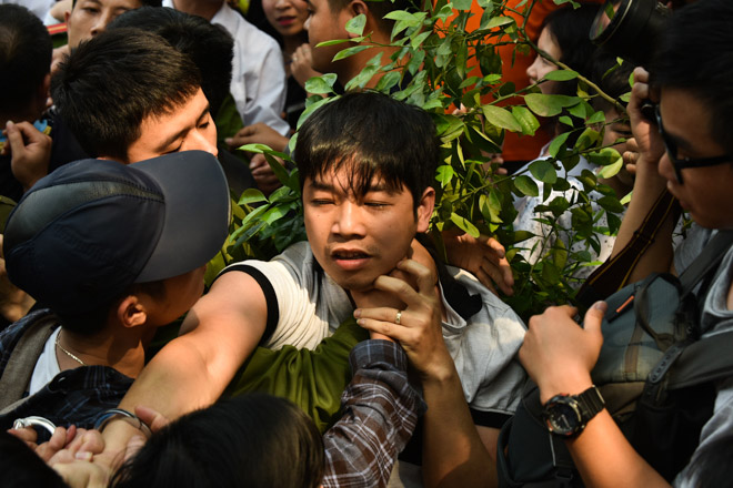 Bóp cổ, đấm nhau chảy máu mồm trong lễ hội giằng bông ở Hà Nội