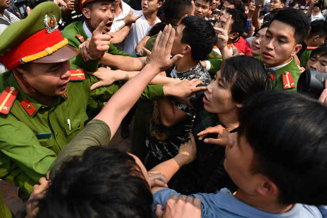 Bóp cổ, đấm nhau chảy máu mồm trong lễ hội giằng bông ở Hà Nội