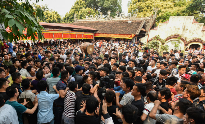 Bóp cổ, đấm nhau chảy máu mồm trong lễ hội giằng bông ở Hà Nội