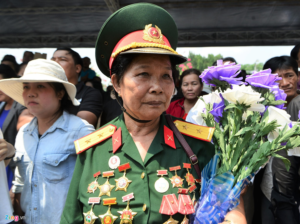 Hoa và những giọt nước mắt lăn dài tiễn đưa ông Sáu Khải