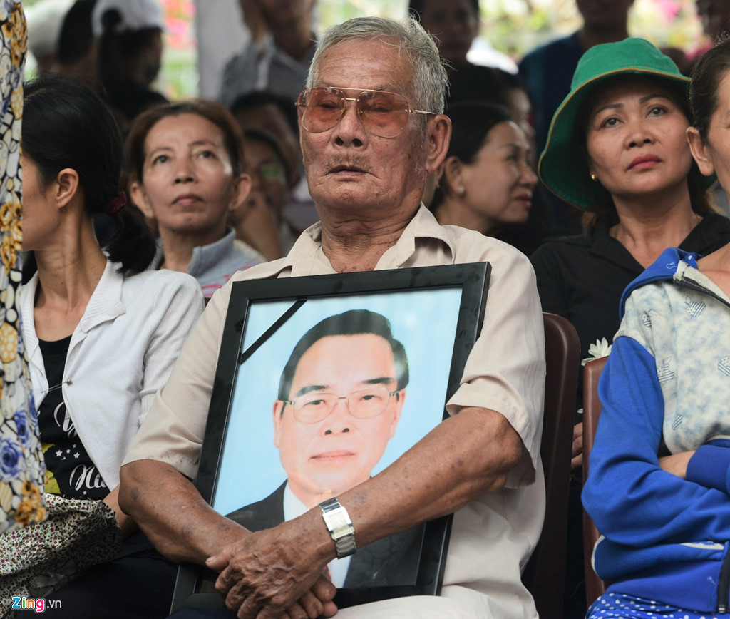 Hoa và những giọt nước mắt lăn dài tiễn đưa ông Sáu Khải
