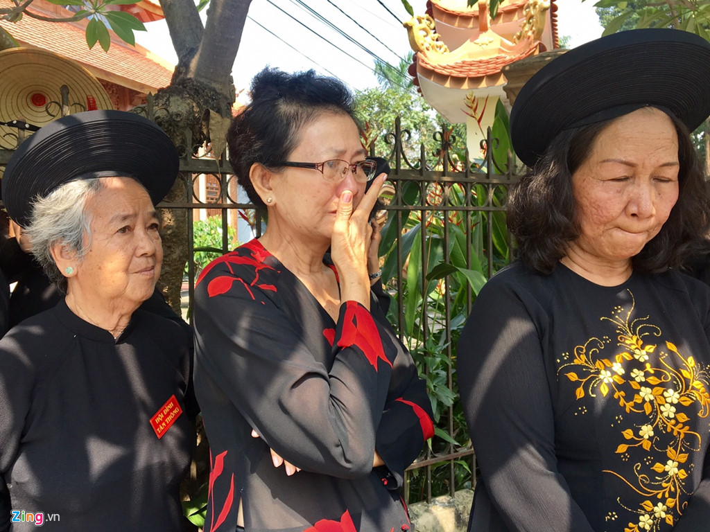 Hoa và những giọt nước mắt lăn dài tiễn đưa ông Sáu Khải