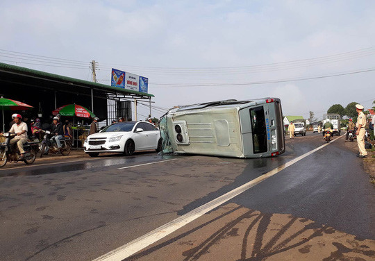 Ôtô 16 chỗ lộn nhiều vòng trên quốc lộ