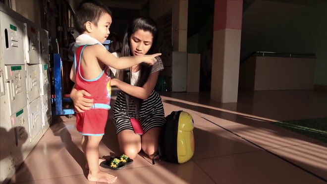 Hình ảnh cha chở con đi học trên chiếc xe hàng, ai cũng phải rưng rưng nước mắt