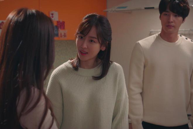 Đêm tân hôn, tá hỏa lao đến viện hỗ trợ tình cũ của chồng đi đẻ