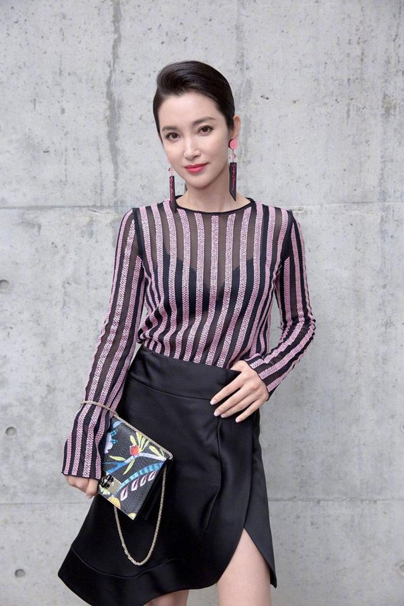 Ai mặc cũng đẹp, bảo sao kiểu đồ này lại hot đến thế!