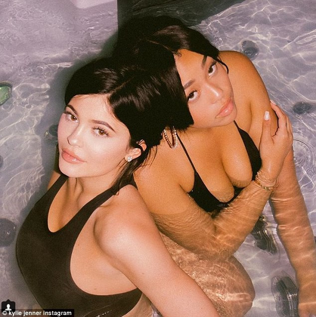 Kylie Jenner bị chỉ trích vì mặc đai siết bụng ngay sau khi sinh con